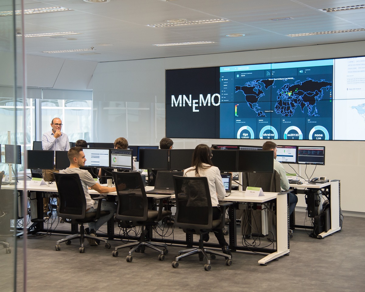 Oficina de MNEMO con un videowall que muestra un mapamundi