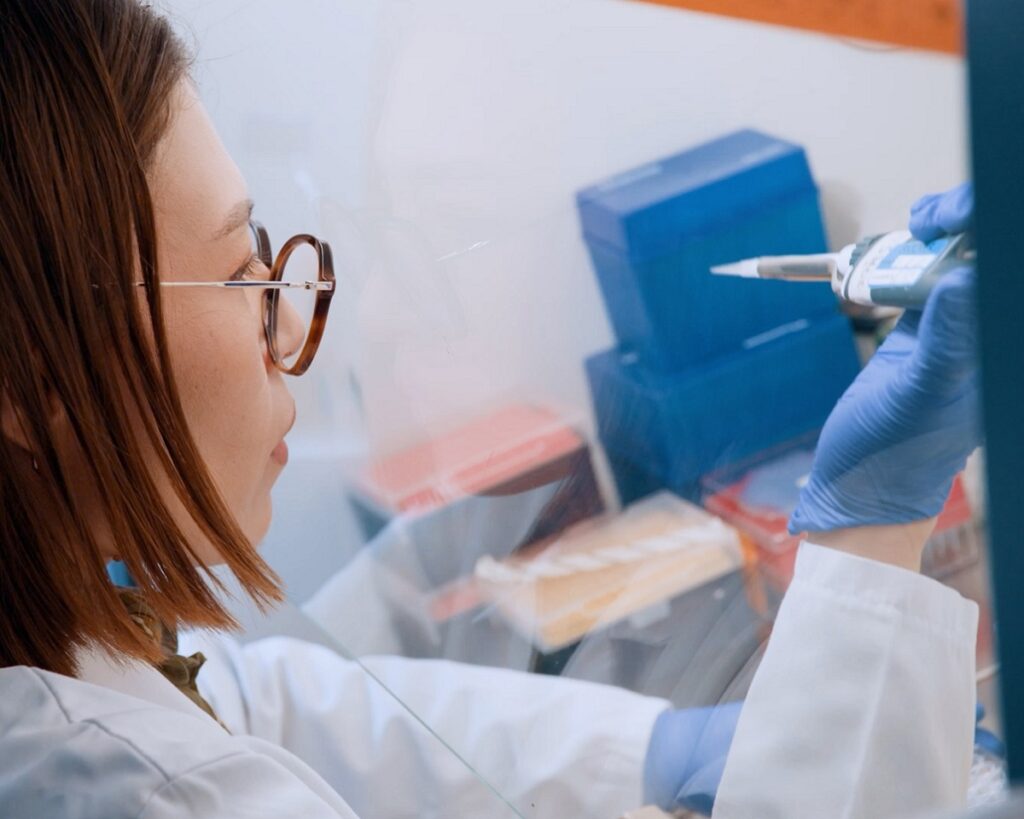 Investigadora del Instituto Curie con una pipeta