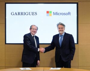 Directivos de Garrigues y Microsoft estrechando la mano