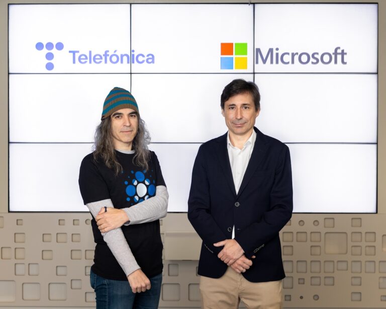 Chema Alonso, Telefónica, y Paco-Salcedo, Microsoft, posando delante de photocall con los logos de las compañías