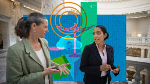 Dos mujeres charlando junto a la barandilla de mármol de un edificio clásico