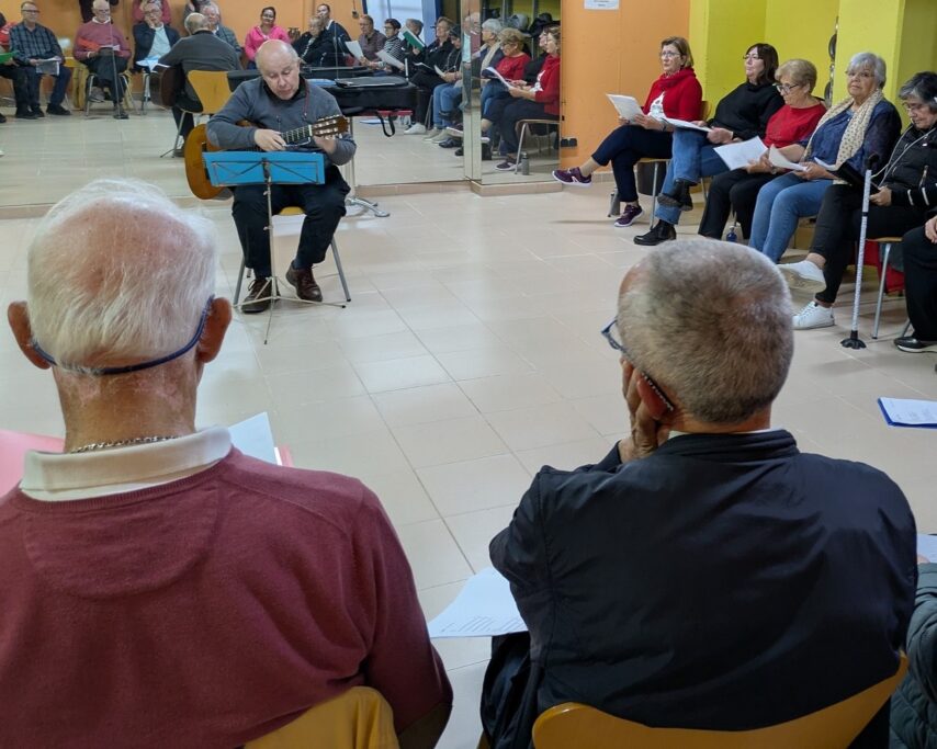 Personas mayores en un taller de música