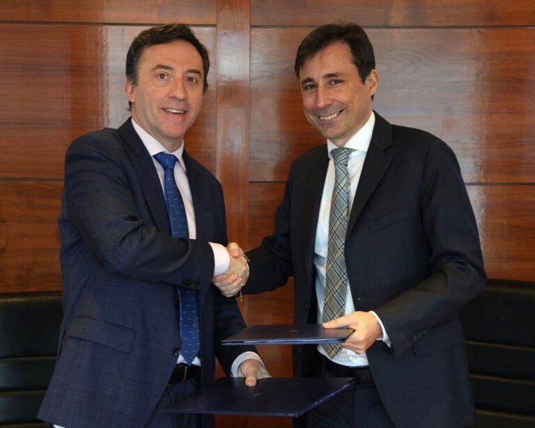 El presidente de Navantia y el presidente de Microsoft dándose la mano
