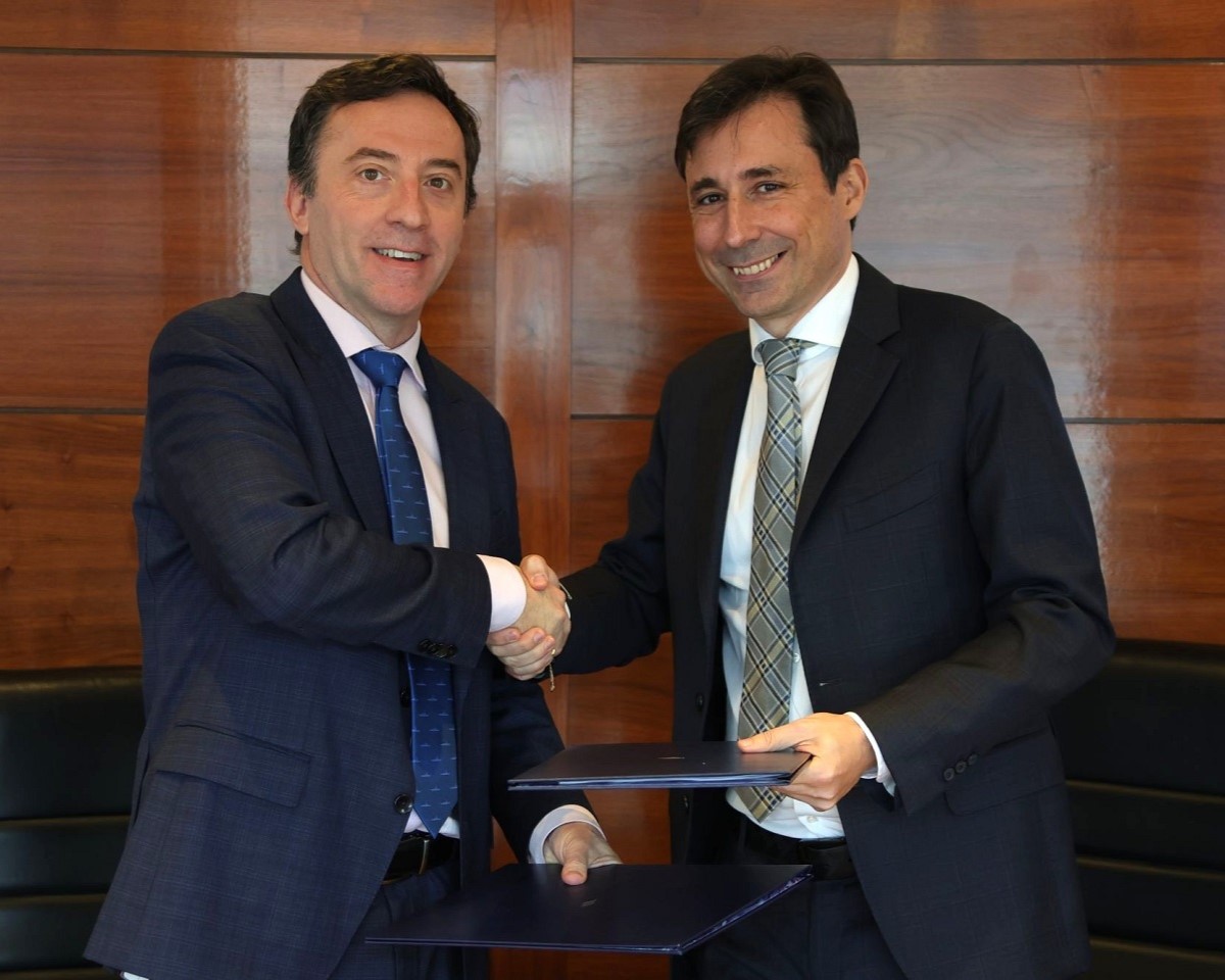 El presidente de Navantia y el presidente de Microsoft dándose la mano
