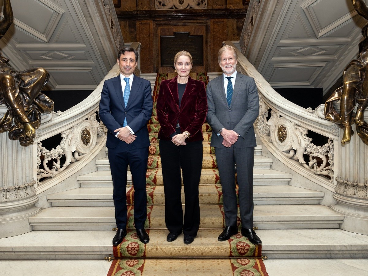De izquierda a derecha: Paco Salcedo, presidente de Microsoft España; Alexandra Åquist, CEO de Aranzadi LA LEY y Jeff Bullwinkel, vicepresidente y Deputy general counsel de Corporate External & Legal Affairs en Microsoft EMEA