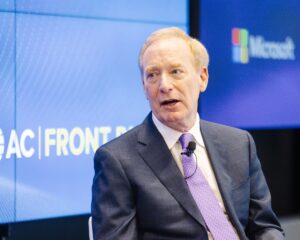 Brad Smith durante su intervención en la sesión de Atlantic Council celebrada en Bruselas
