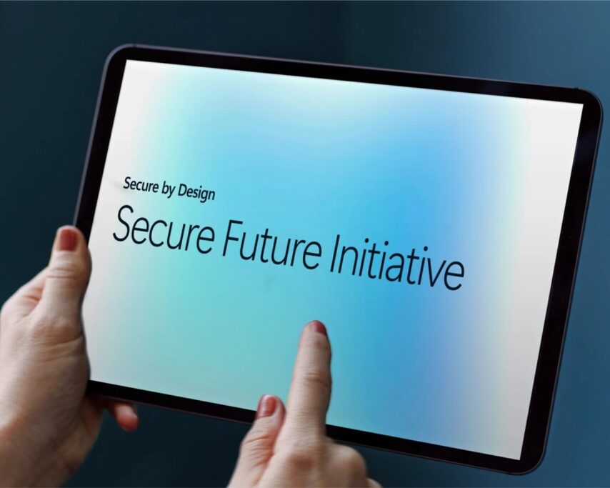 Tablet sujeta por unas manos de mujer en las que se puede leer Microsoft Secure Future Initiative