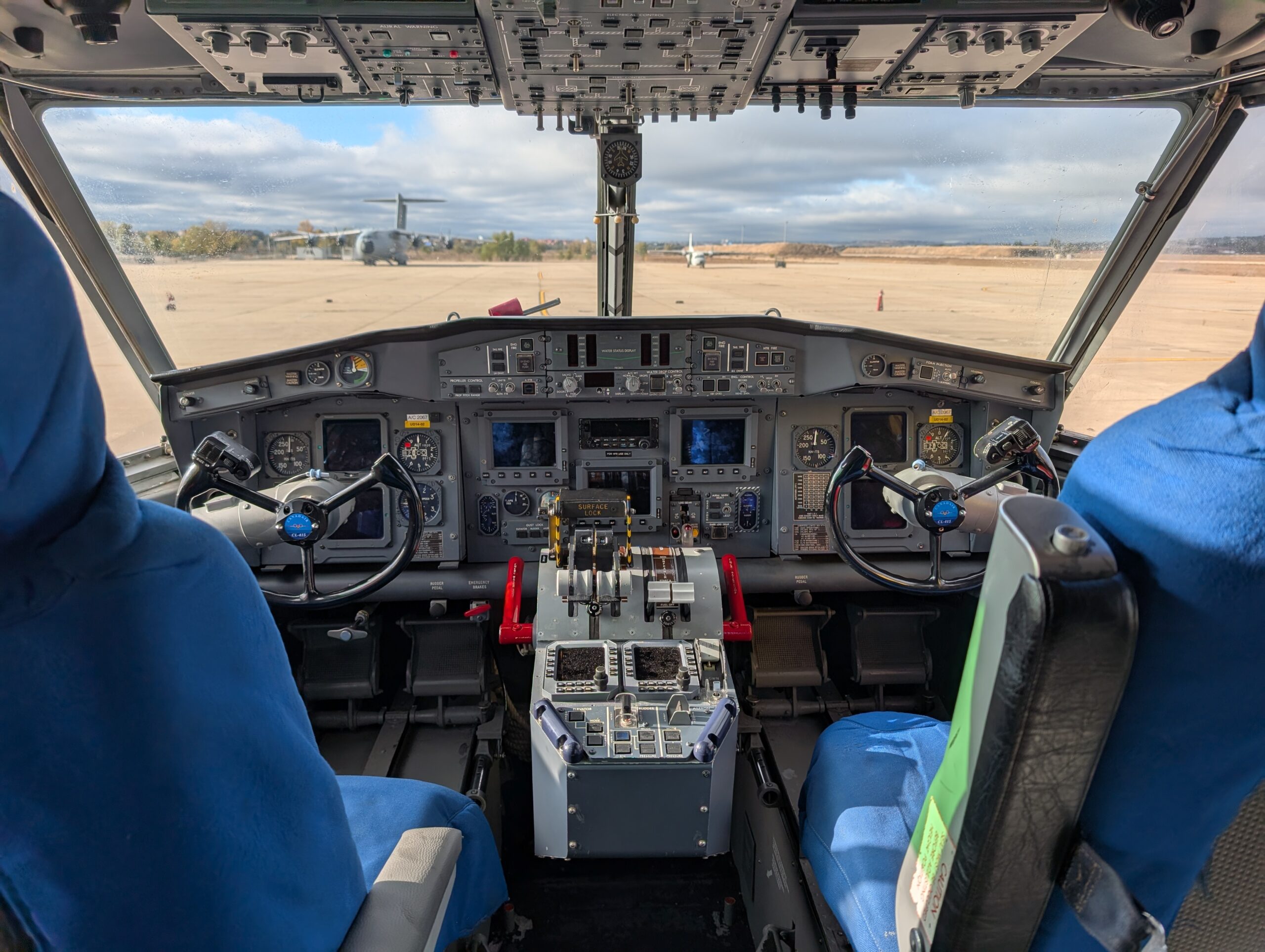 Vista de la cabina de un avión CL-415