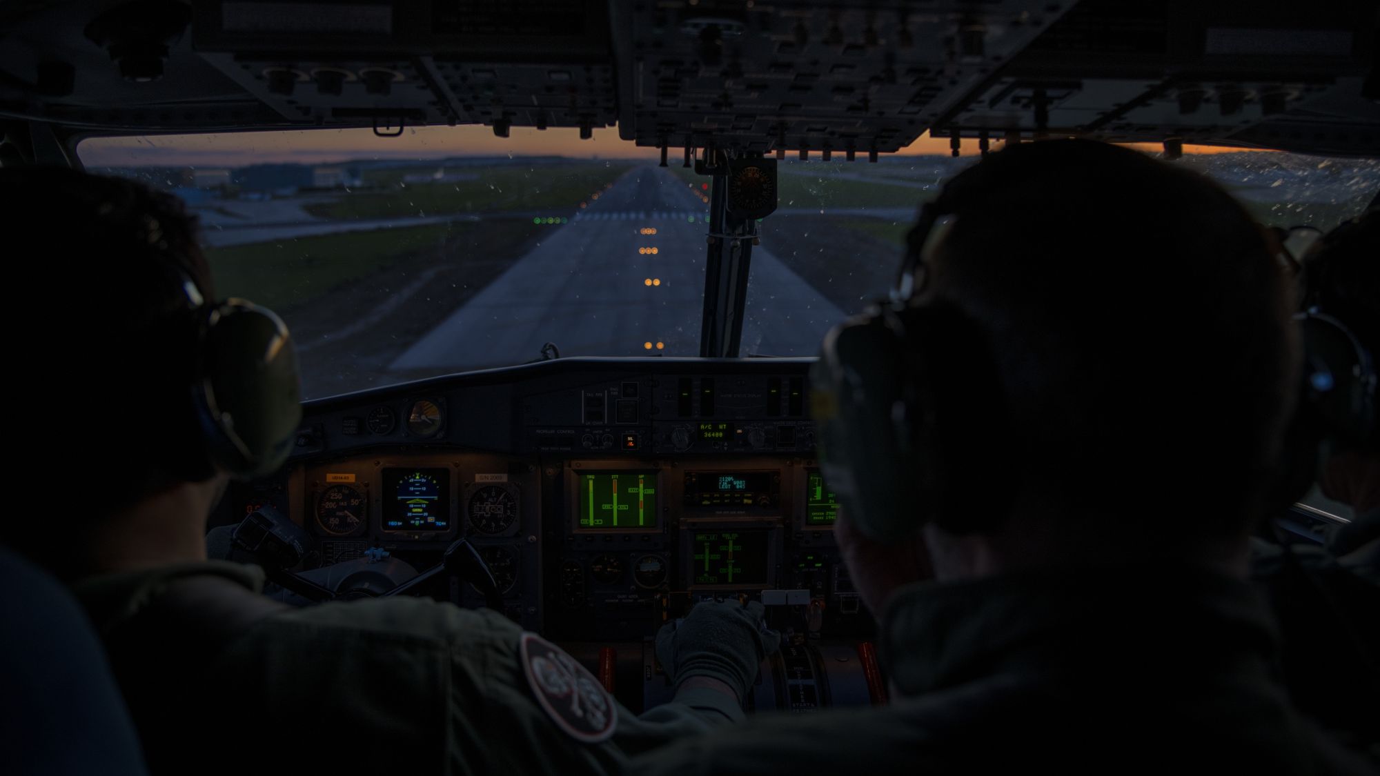Vista del interior de la cabina en una aproximación a pista al atardecer