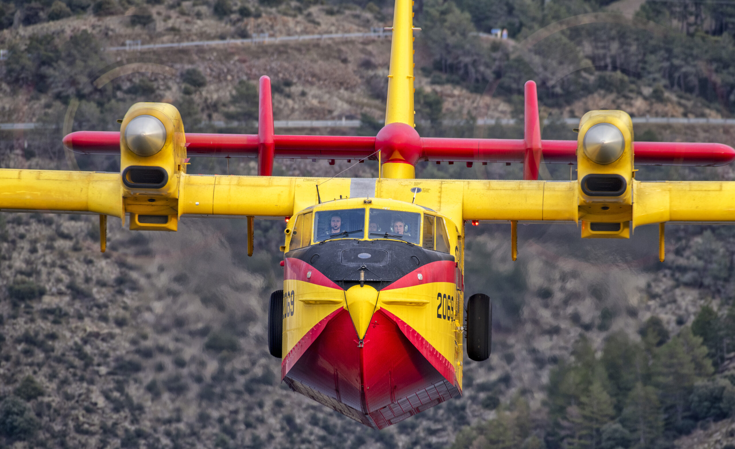 Un Canadair CL-415 del 43 Grupo visto de frente