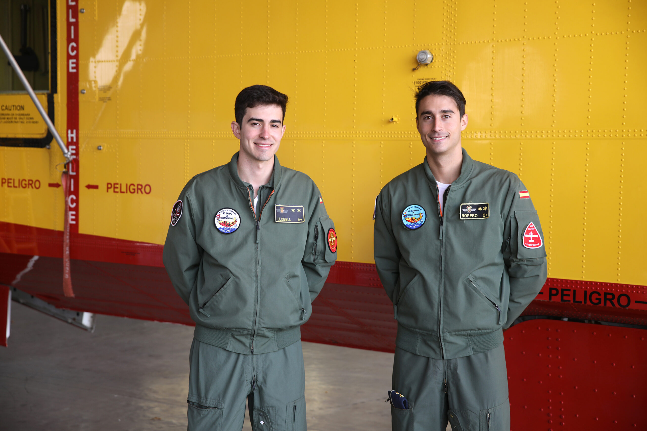 Imagen de los tenientes del 43 Grupo de las Fuerzas aérea, Pablo LLobell y David Ropero, de izquierda a derecha, delante de uno de sus aviones