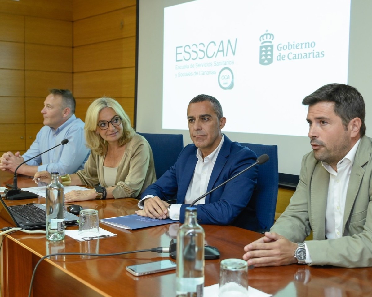 De izquierda a derecha sentados en una mesa: Rubén Iturrarte, director estratégico de Founderz; Esther Monzón, consejera de Sanidad del Gobierno de Canarias; José Montelongo, director de la ESSCAN y Fernando Valiño, director de Gobiernos Regionales y Sanidad, en Microsoft España