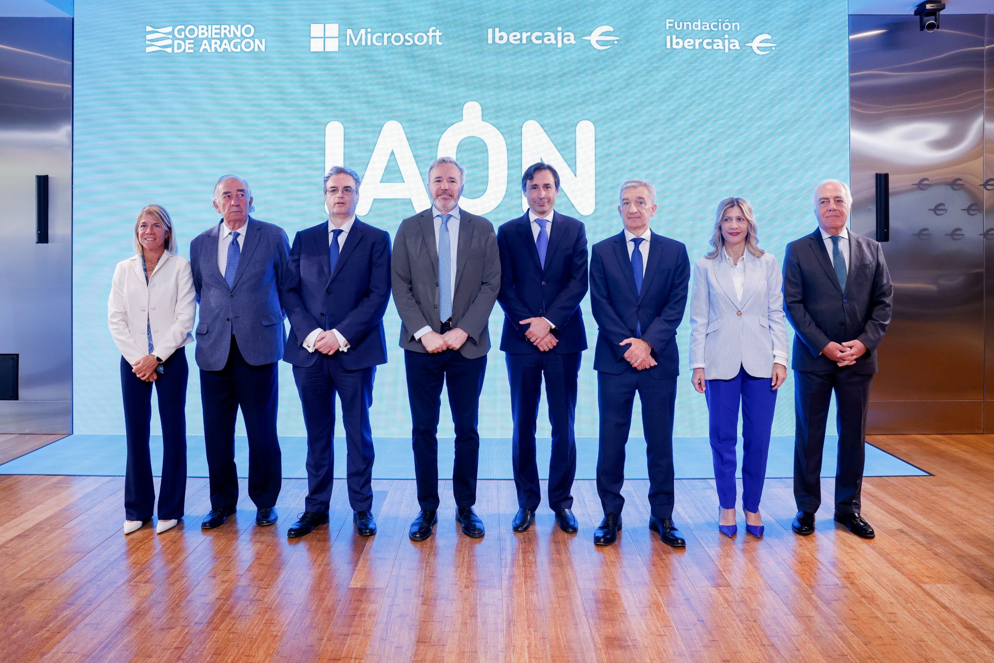 De izquierda a derecha: Natalia Escobedo, directora de Sector Público de Microsoft; Amado Franco, presidente de Fundación Ibercaja; Francisco Serrano, presidente de Ibercaja; Jorge Azcón, presidente del Gobierno de Aragón; Paco Salcedo, presidente de Microsoft España; Víctor Iglesias, consejero delegado e Ibercaja; Mar Vaquero, vicepresidenta del Gobierno de Aragón; José Luis Rodrigo, director general de Fundación Ibercaja.