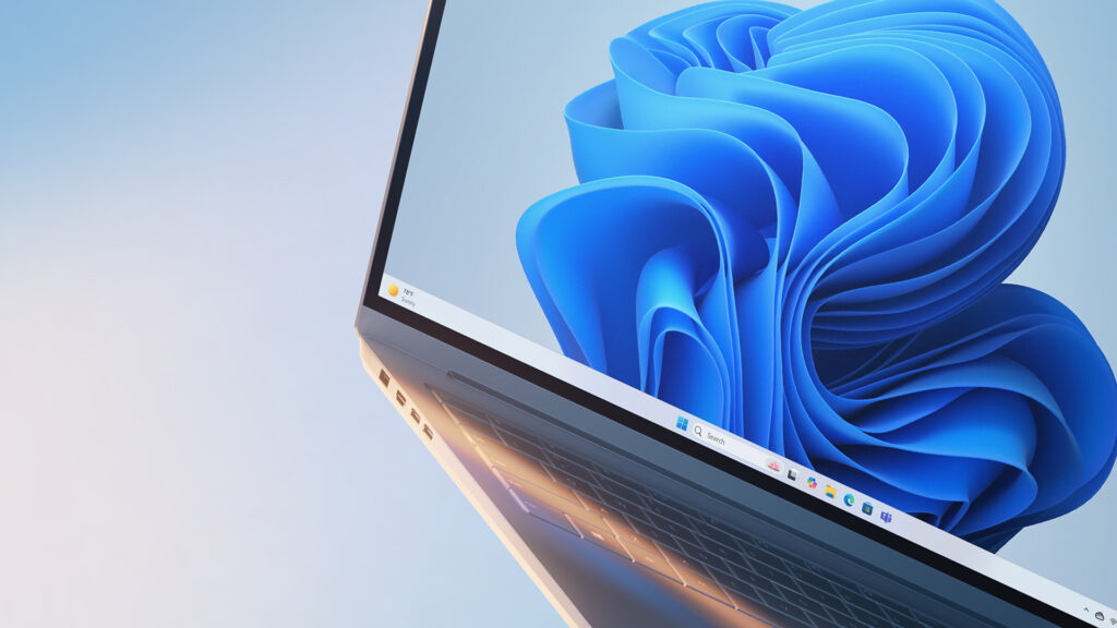 Vista parcial de un portátil con el escritorio de Windows 11 en pantalla