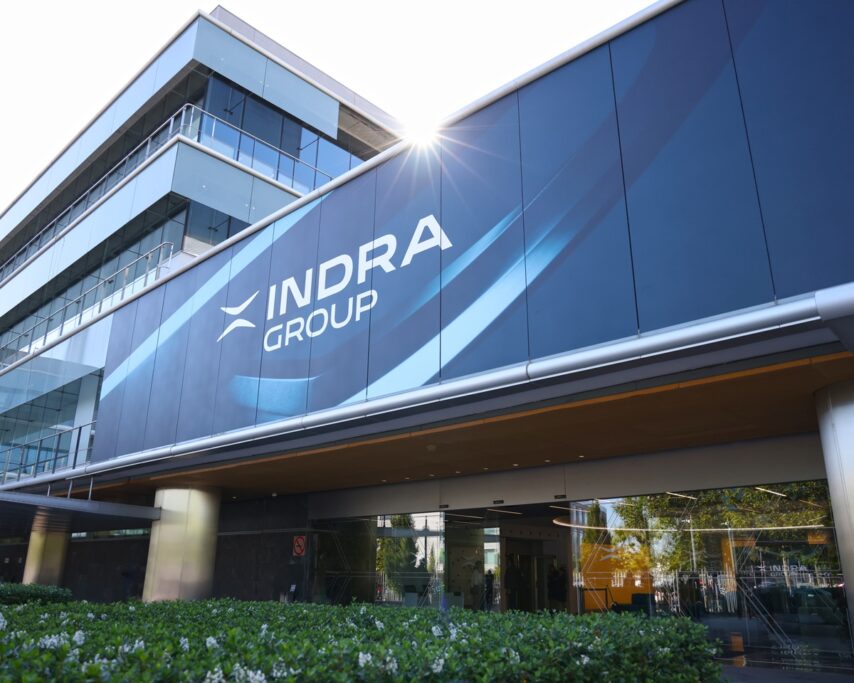 Fachada del edificio de Indra Group en Arroyo de la Vega