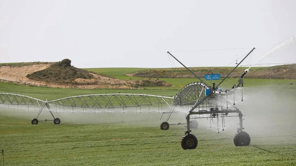 Sistemas de riego funcionando en campos de cultivo